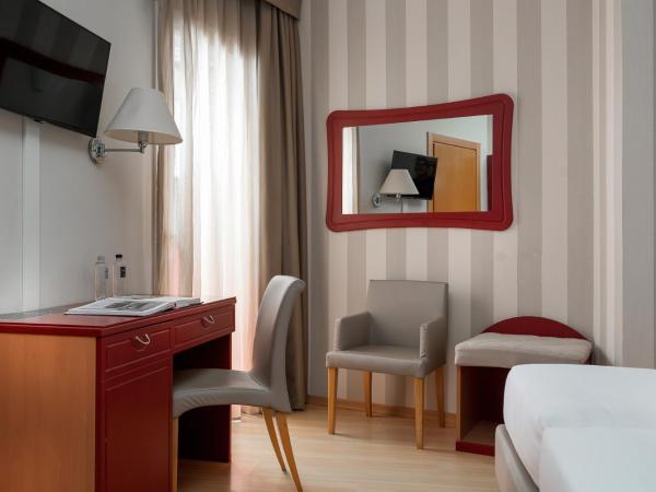 Hotel Orient & Pacific : photo 2 de la chambre chambre double ou lits jumeaux - vue partielle sur mer