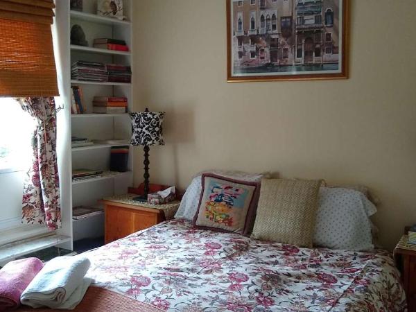 Australis Guest House : photo 1 de la chambre chambre lit queen-size avec balcon