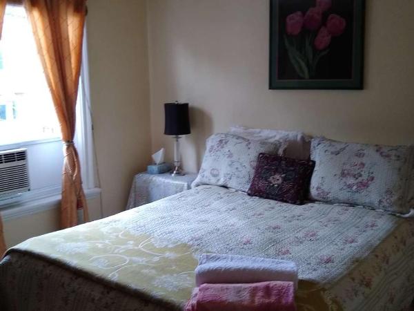 Australis Guest House : photo 1 de la chambre chambre lit queen-size avec salle de bains privative