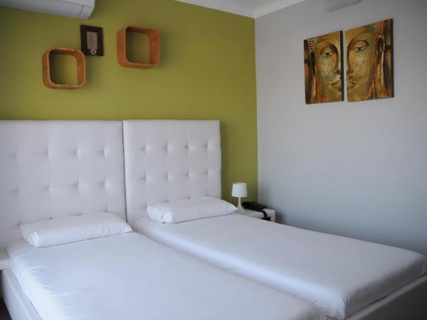 Hotel Bleu Azur : photo 1 de la chambre chambre double ou lits jumeaux standard avec balcon