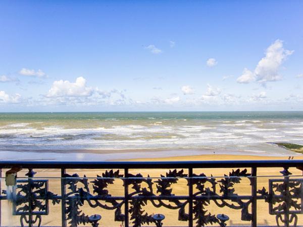 Le Grand Hotel de Cabourg - MGallery Hotel Collection : photo 8 de la chambre chambre double deluxe avec terrasse - vue sur mer