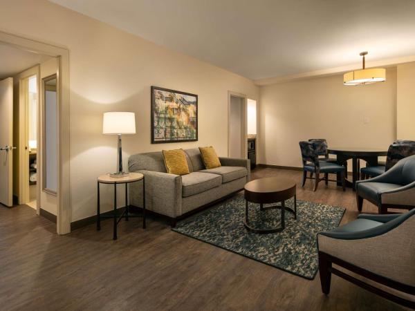 Embassy Suites by Hilton New Orleans Convention Center : photo 2 de la chambre suite lit king-size