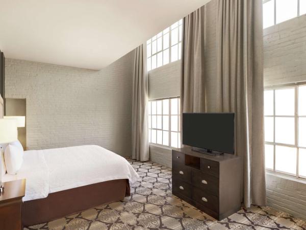 Hampton Inn and Suites New Orleans Convention Center : photo 1 de la chambre suite deluxe avec lit king-size