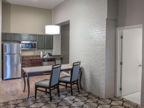 Hampton Inn and Suites New Orleans Convention Center : photo 1 de la chambre suite lit king-size avec cuisine - non-fumeurs