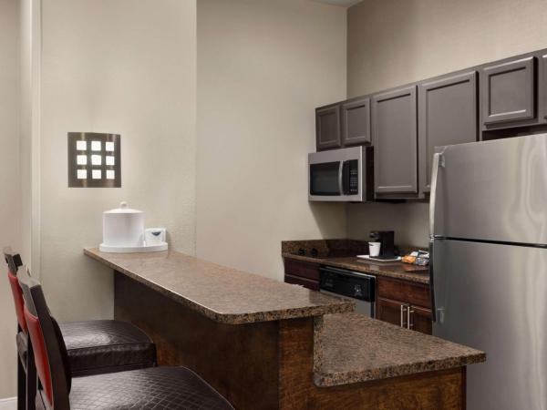 Hampton Inn and Suites New Orleans Convention Center : photo 3 de la chambre suite deluxe avec lit king-size