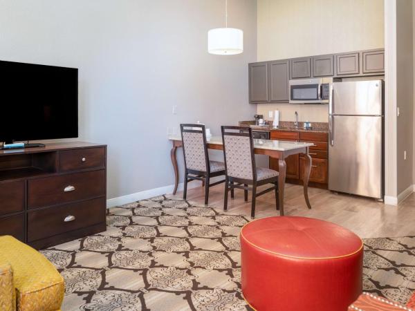 Hampton Inn and Suites New Orleans Convention Center : photo 4 de la chambre suite deluxe avec lit king-size