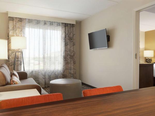 Embassy Suites Oklahoma City Downtown/Medical Center : photo 6 de la chambre suite lit king-size adaptée aux personnes malentendantes