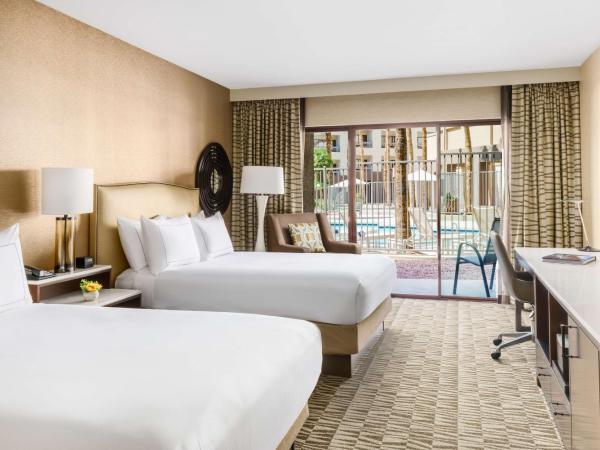 Hilton Phoenix Airport : photo 4 de la chambre chambre avec 2 lits queen-size et terrasse - vue sur piscine