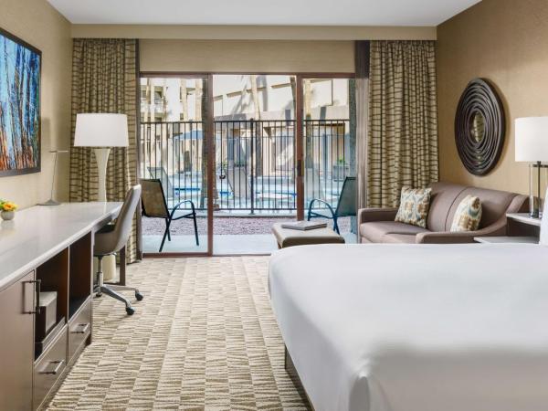 Hilton Phoenix Airport : photo 3 de la chambre chambre lit king-size avec terrasse - vue sur piscine