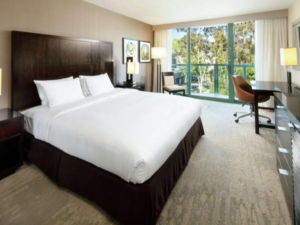 DoubleTree By Hilton San Diego Hotel Circle : photo 4 de la chambre chambre lit king-size avec balcon - non-fumeurs