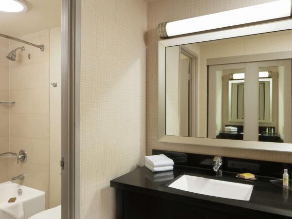 DoubleTree By Hilton San Diego Hotel Circle : photo 6 de la chambre chambre lit king-size avec balcon - non-fumeurs