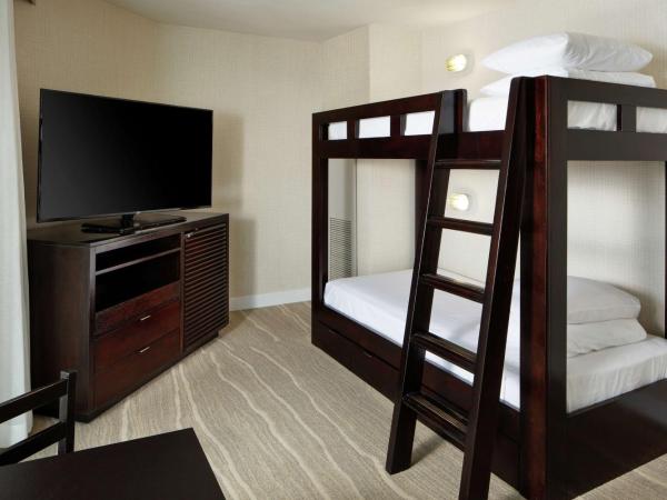 DoubleTree By Hilton San Diego Hotel Circle : photo 4 de la chambre suite familiale king