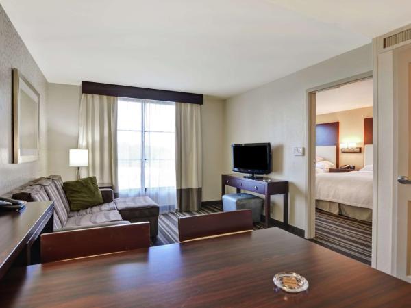 Embassy Suites Savannah Airport : photo 2 de la chambre smoking queen room with two queen beds