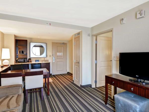 Embassy Suites Savannah Airport : photo 2 de la chambre two room suite with two queen beds - hearing access