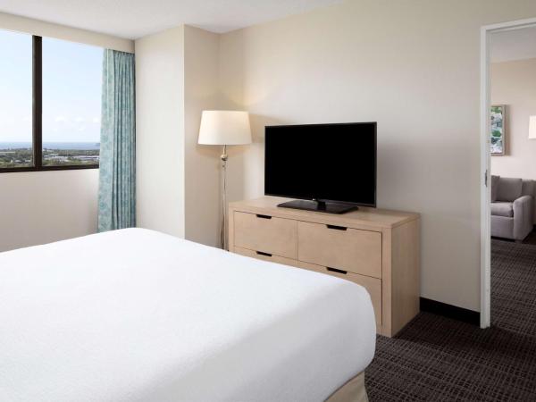 Embassy Suites by Hilton Tampa Airport Westshore : photo 1 de la chambre king room with bay/sunset view - non-smoking