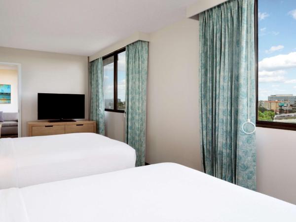 Embassy Suites by Hilton Tampa Airport Westshore : photo 3 de la chambre two queen suite/disability access with roll- in shower - non-smoking