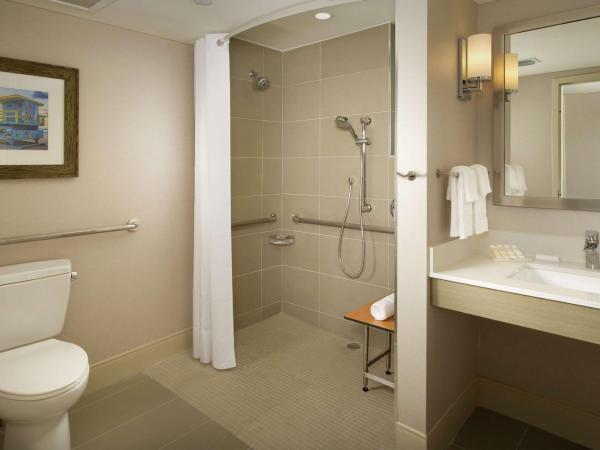 Hilton Garden Inn Miami South Beach : photo 6 de la chambre chambre lit king-size avec douche accessible en fauteuil roulant - adaptée aux personnes à mobilité réduite/malentendantes 