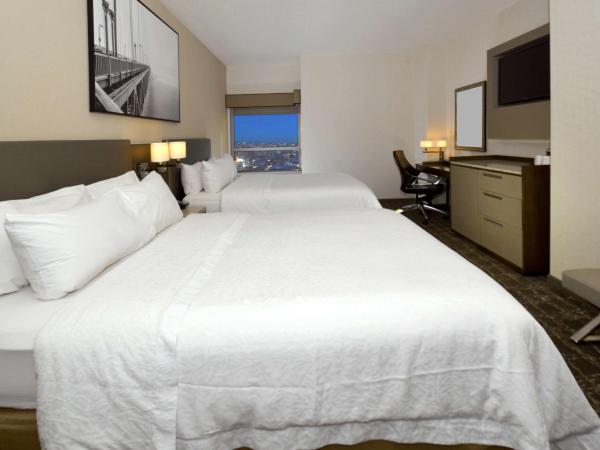 Hampton Inn San Francisco Downtown/Convention Center : photo 8 de la chambre chambre avec 2 lits queen-size - vue sur ville - non-fumeurs