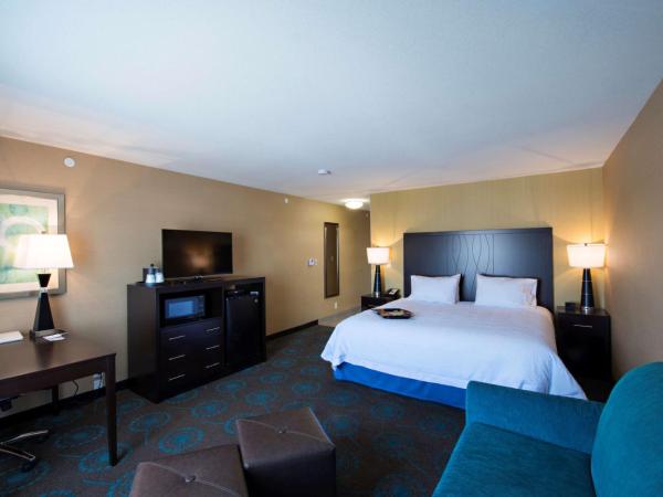 Hampton Inn Saskatoon South : photo 1 de la chambre chambre lit king-size avec canapé-lit - non-fumeurs