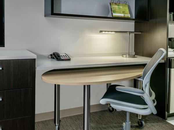 Home2 Suites By Hilton Austin Airport : photo 4 de la chambre suite studio lit king-size - non-fumeurs