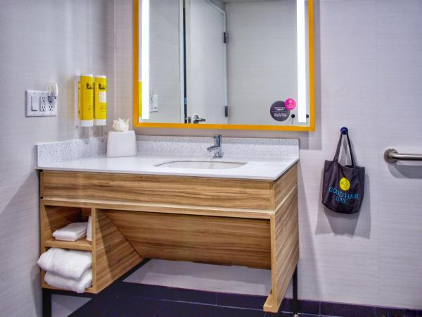 Tru By Hilton Oklahoma City Airport, Ok : photo 4 de la chambre chambre lit king-size avec baignoire accessible aux personnes à mobilité réduite - adaptée aux personnes à mobilité réduite