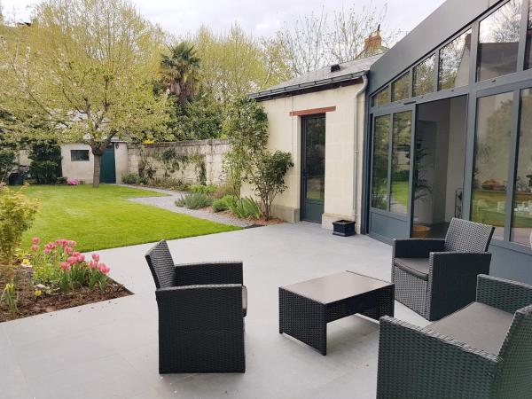 Couette et café Saumur : photo 1 de la chambre chambre double avec salle de bains privative