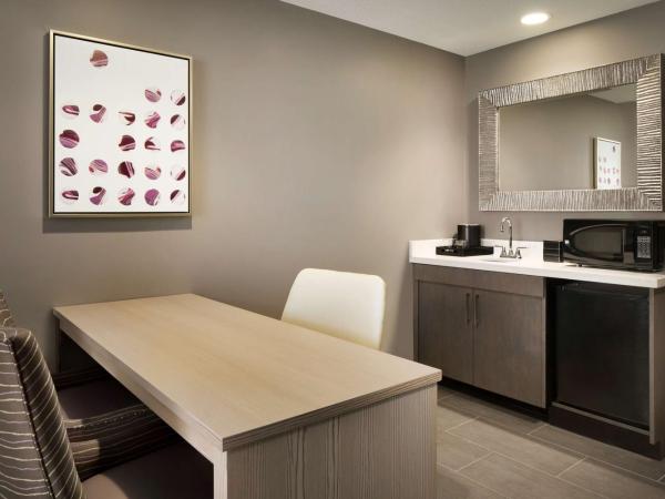 Embassy Suites by Hilton Charlotte Uptown : photo 2 de la chambre suite lit king-size avec douche à l'italienne