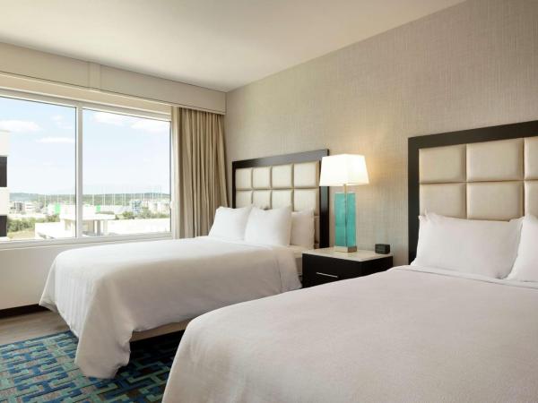 Embassy Suites By Hilton San Antonio Landmark : photo 2 de la chambre suite with two queen beds and roll-in shower - mobility and hearing access