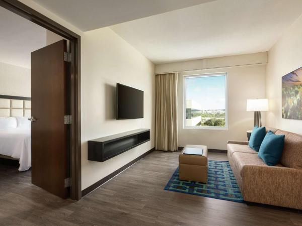 Embassy Suites By Hilton San Antonio Landmark : photo 2 de la chambre suite 2 chambres lit queen-size avec 2 lits queen-size