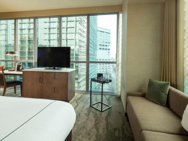 The Porter Portland, Curio Collection By Hilton : photo 1 de la chambre chambre d'angle lit king-size avec canapé-lit