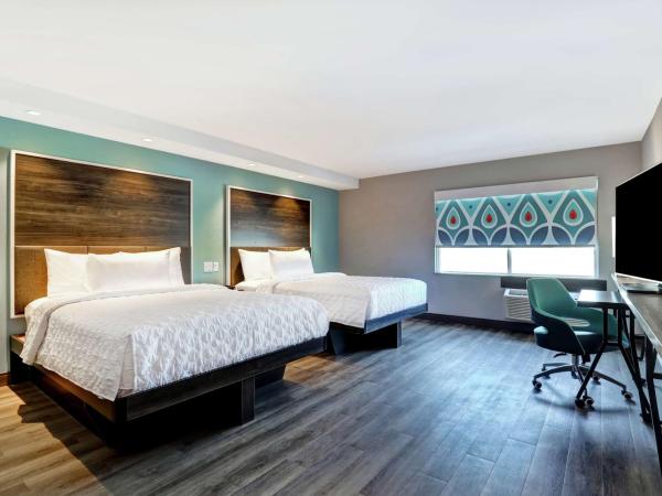 Tru By Hilton Edmonton Windermere : photo 1 de la chambre chambre lit queen-size avec 2 lits queen-size et douche accessible en fauteuil roulant - accessible aux personnes à mobilité réduite et adaptée aux personnes malentendantes