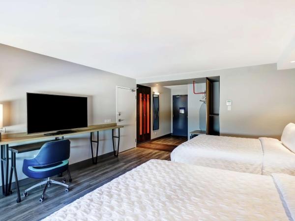 Tru By Hilton Edmonton Windermere : photo 2 de la chambre chambre lit queen-size avec 2 lits queen-size et douche accessible en fauteuil roulant - accessible aux personnes à mobilité réduite et adaptée aux personnes malentendantes