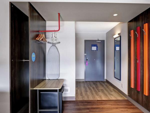 Tru By Hilton Edmonton Windermere : photo 1 de la chambre chambre lit king-size avec douche accessible en fauteuil roulant - adaptée aux personnes à mobilité réduite et aux malentendants