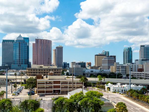 Hampton Inn Tampa Downtown Channel District : photo 1 de la chambre chambre lit king-size - vue sur ville