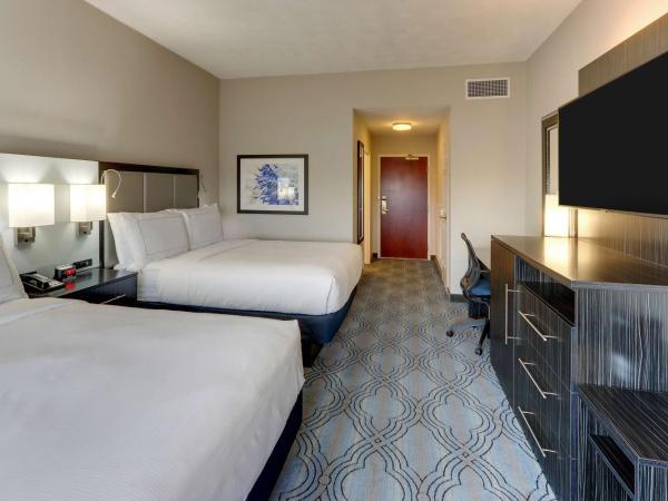 DoubleTree by Hilton St. Louis Forest Park : photo 3 de la chambre chambre avec 2 lits queen-size et vue