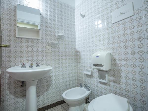 Tangoinn Hostel Downtown : photo 8 de la chambre chambre triple avec salle de bains privative