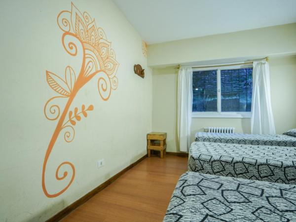 Tangoinn Hostel Downtown : photo 4 de la chambre chambre triple avec salle de bains privative