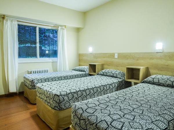 Tangoinn Hostel Downtown : photo 2 de la chambre chambre triple avec salle de bains privative