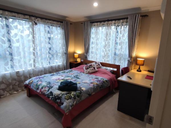 Monique's Nth Shore Prvt bthrom Air Con TV茉莉卡独立卫浴空调屋4人 : photo 5 de la chambre chambre lit queen-size