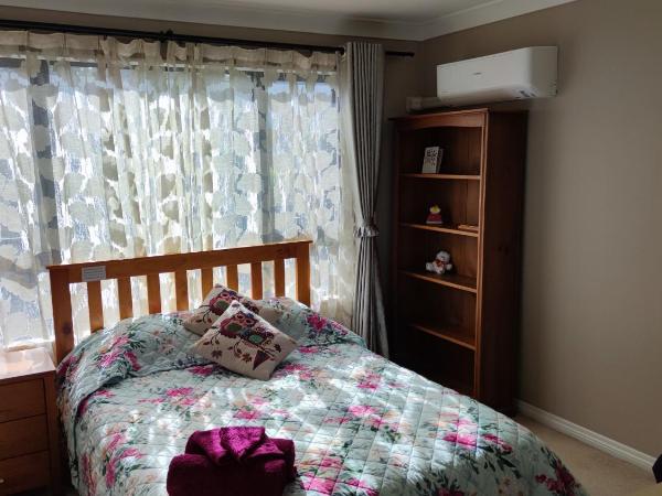 Monique's Nth Shore Prvt bthrom Air Con TV茉莉卡独立卫浴空调屋4人 : photo 1 de la chambre chambre double avec salle de bains privative