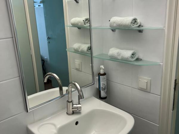 Nisaki Mathraki B&B : photo 2 de la chambre chambre familiale avec salle de bains privative