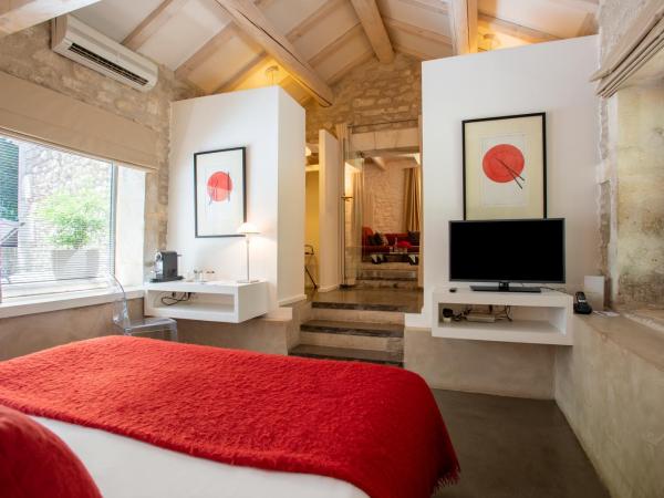 Hotel Château Des Alpilles : photo 10 de la chambre chambre familiale avec terrasse