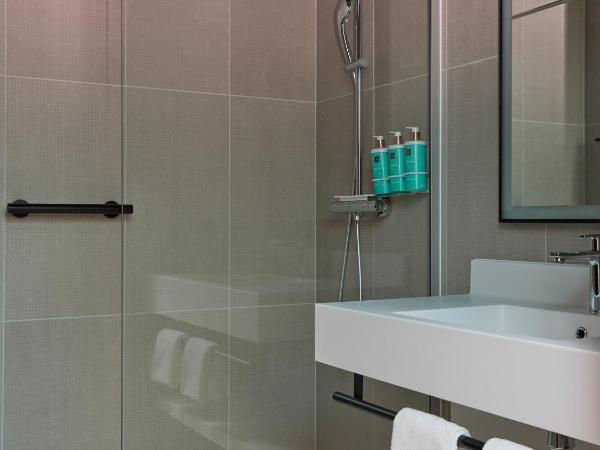 Novotel Bern Expo : photo 1 de la chambre chambre lit queen-size supérieure avec canapé