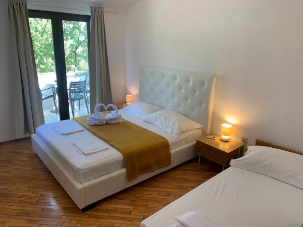 Gargamelo Pension : photo 7 de la chambre chambre triple avec balcon