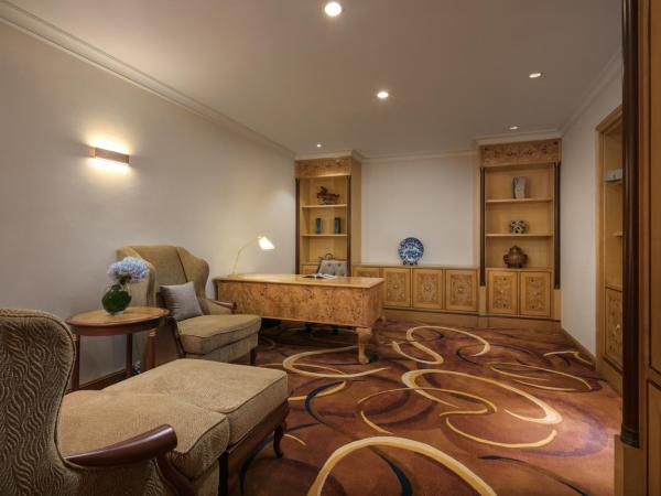 Sheraton Nanjing Kingsley Hotel & Towers : photo 3 de la chambre chambre présidentielle avec 2 lits king-size et accès au salon tour - vue sur ville