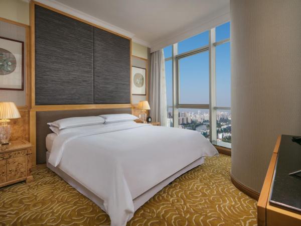 Sheraton Nanjing Kingsley Hotel & Towers : photo 1 de la chambre chambre présidentielle avec 2 lits king-size et accès au salon tour - vue sur ville
