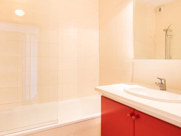 Vacancéole - Le Hameau de Valloire : photo 4 de la chambre appartement avec balcon