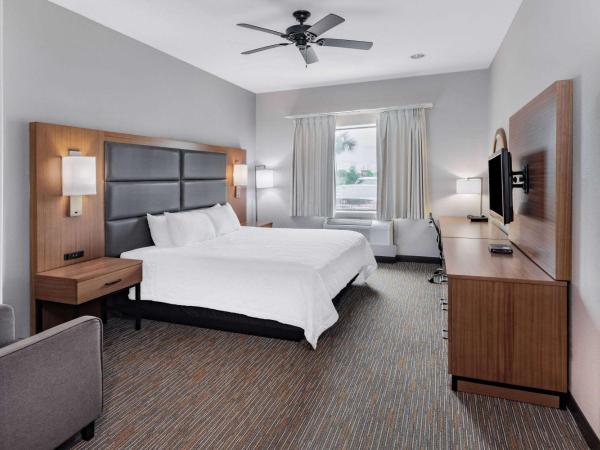 Wingate by Wyndham Houston Bush Intercontinental Airport : photo 1 de la chambre chambre lit king-size avec douche accessible en fauteuil roulant - adaptée aux personnes à mobilité réduite/malentendantes 