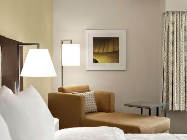 Hampton Inn Houston Hobby Airport : photo 3 de la chambre chambre lit king-size avec canapé-lit - non-fumeurs