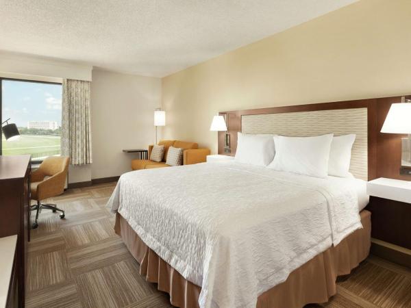 Hampton Inn Houston Hobby Airport : photo 7 de la chambre chambre lit king-size avec canapé-lit - non-fumeurs